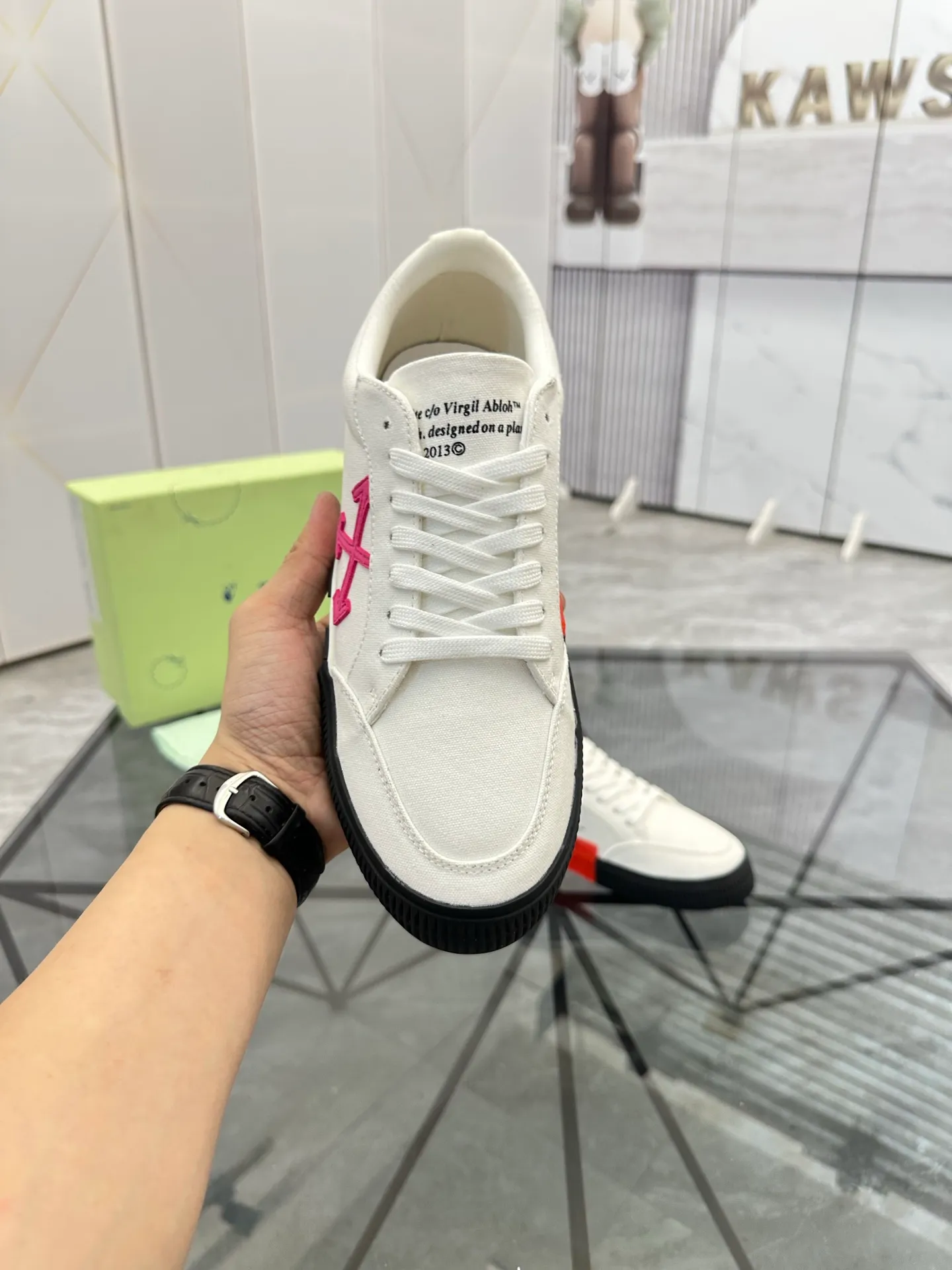 Selling men's shoes 💰: 💰P440¥ Product trademark: OFF WHITE *"OFF WHITE*" low-top casual shoes Regular size: 35-45 (can be customized to 46) Couple style Product materials: original material from the upper counter, breathable lining, original outsole. No.: H203